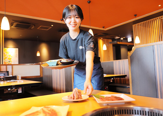 焼肉きんぐで仕事をしている人