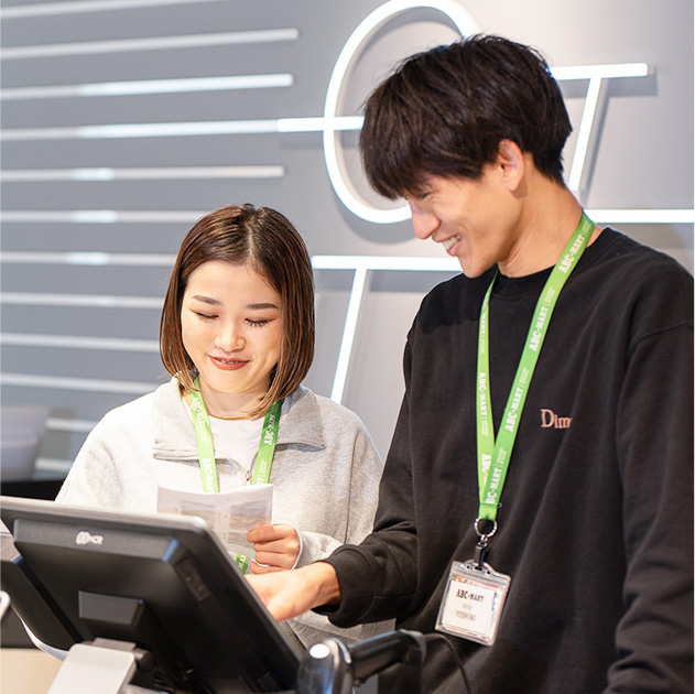 ABCマートで仕事をしている人