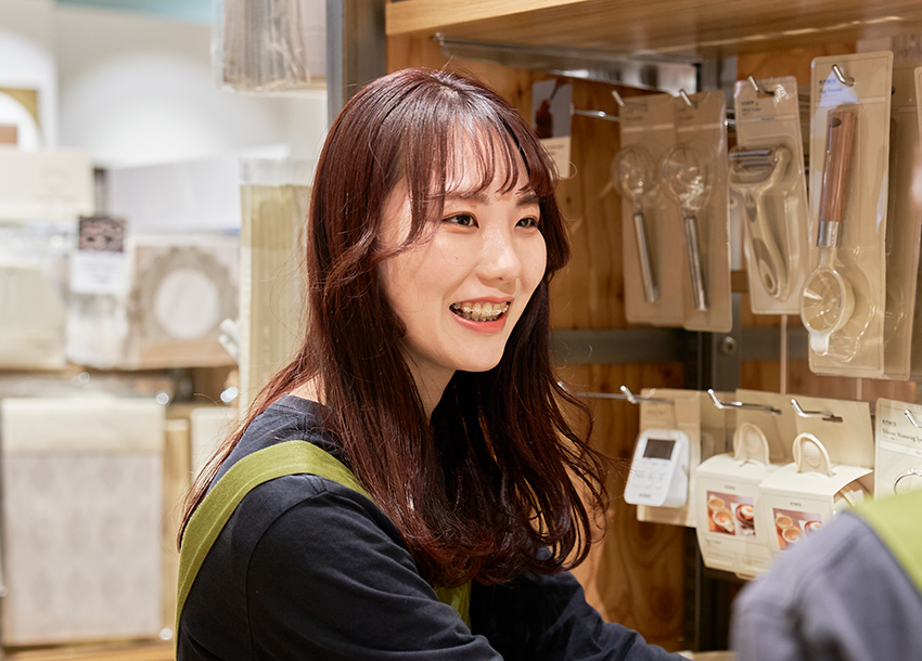 スリー コインズで仕事をしている人