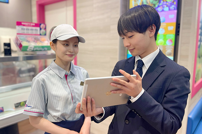 サーティワンで仕事をしている人